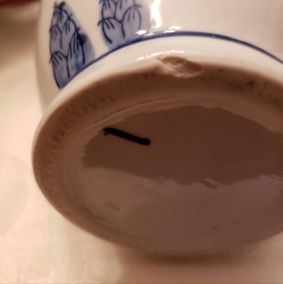 Chinoiserie White Porcelain Chinese Temple Jar - Picture 10 of 10